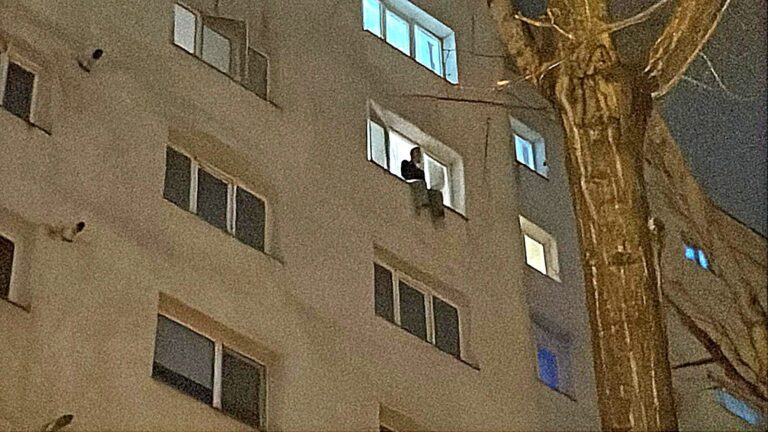UPDATE O femeie amenință că se aruncă de pe un bloc din cartierul Mircea -FOTO/VIDEO