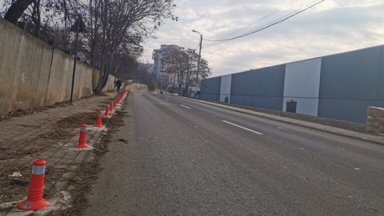 Veste bună pentru pietoni - Popici de interzicere a parcării pe trotuar pe una din cele mai folosite artere din Păcurari