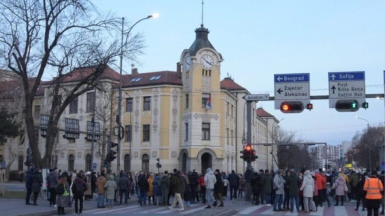Incident grav la o manifestaţie studenţească antiguvernamentală împotriva corupţiei la Belgrad. O studentă, în stare gravă după ce a fost lovită de o mașină