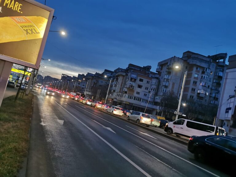 Dovada că s-a terminat vacanța de iarnă. Mașini bară la bară pe artere principale din Iași - FOTO
