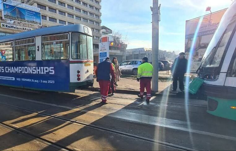 Scene șocante - Tramvai scăpat de sub control în Iași! Pasagerii, gest disperat pentru a-l opri