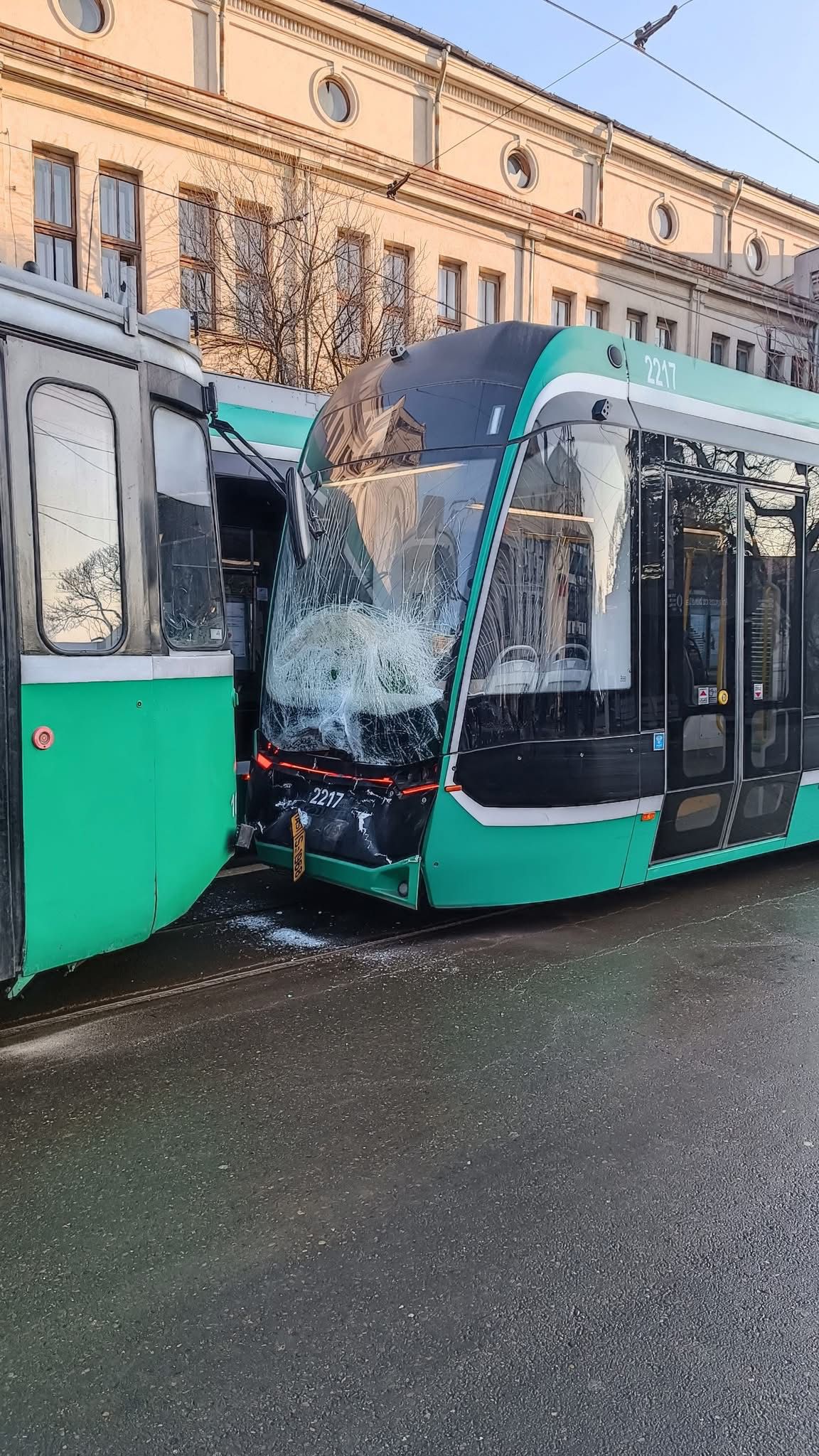 Două tramvaie s-au ciocnit la Iași, în stația Filarmonica