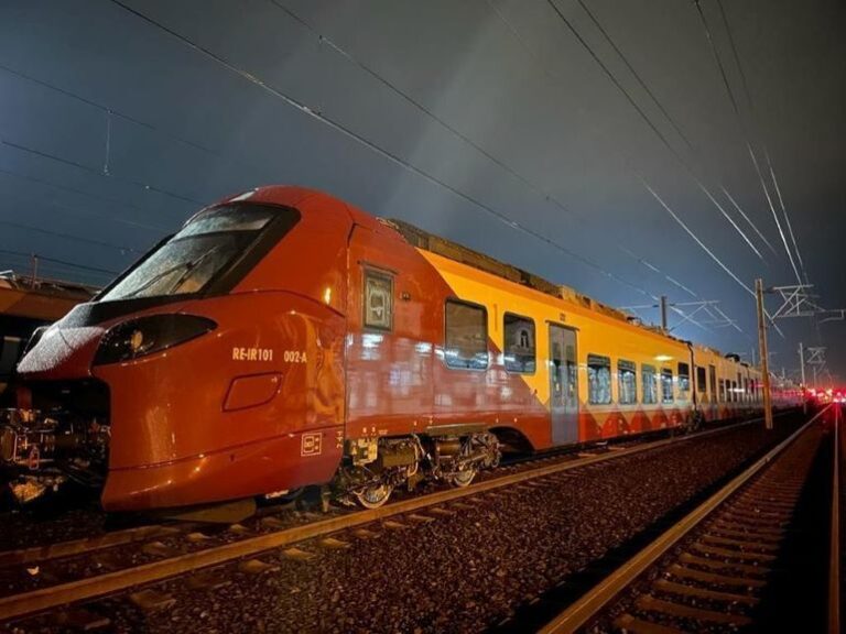 Un nou tren modern a ajuns în România. Pe ce rute vor circula noile garnituri