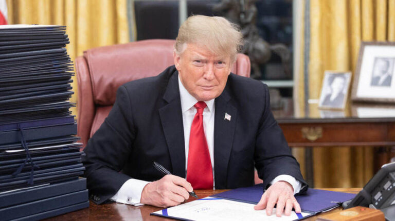 Trump spune că nu a vorbit „încă” despre oprirea ajutorului militar pentru Ucraina, iar acordul pentru minerale „nu este mort”