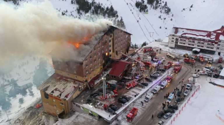 UPDATE Incendiu devastator într-o stațiune de schi din Turcia. Sunt cel puţin zece morţi şi 32 de răniţi