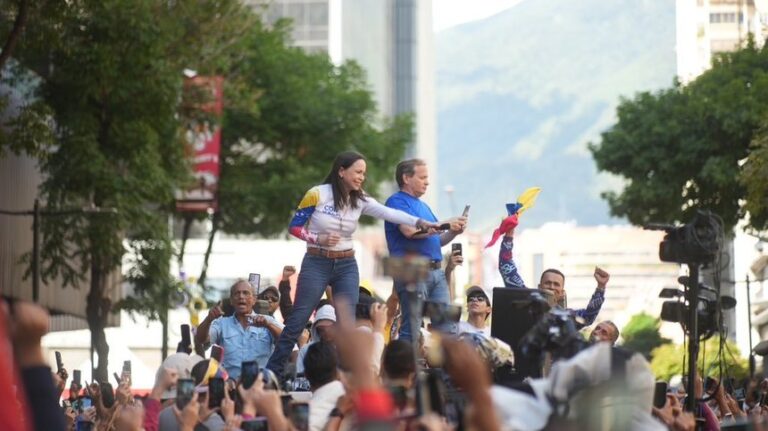 Venezuela: Înaintea învestirii contestate a preşedintelui Maduro manifestanţii scandează „Nu ne este frică!” Şefa opoziţiei, Maria Corina Machado, a fost reţinută
