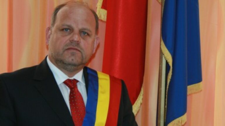 Fostul primar cere un milion de euro de la prefectul Traian Andronachi