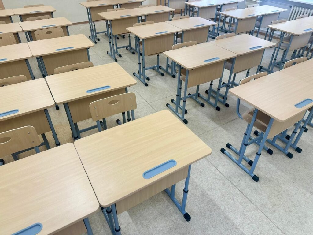 Primăria aruncă pisica în curtea Ministerului în scandalul băncilor prea mici pentru liceeni. „Am primit mobilierul nou, dar e în magazii”/VIDEO