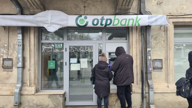 Mii de ieșeni, la cozi la bănci, după carduri noi: weekendul acesta rămân cu tranzacțiile în aer