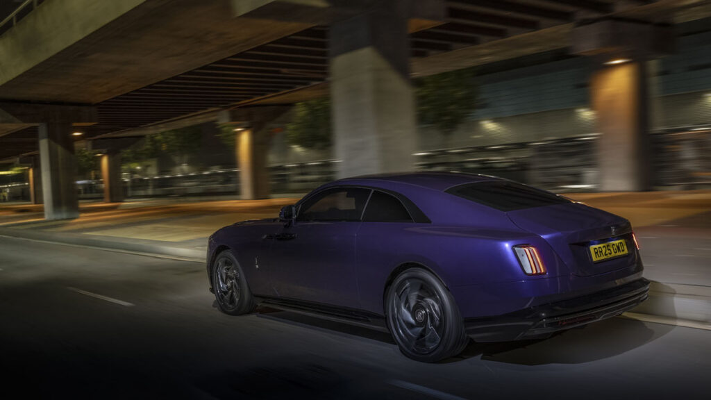  Rolls-Royce Spectre Black Badge: Electricul suprem, mai puternic ca niciodată