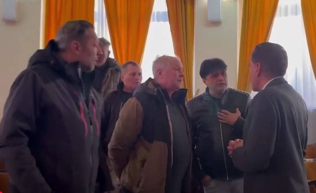 VIDEO Fostul premier Petre Roman, huiduit acum în Copou, la Universitate: „Criminalule!”