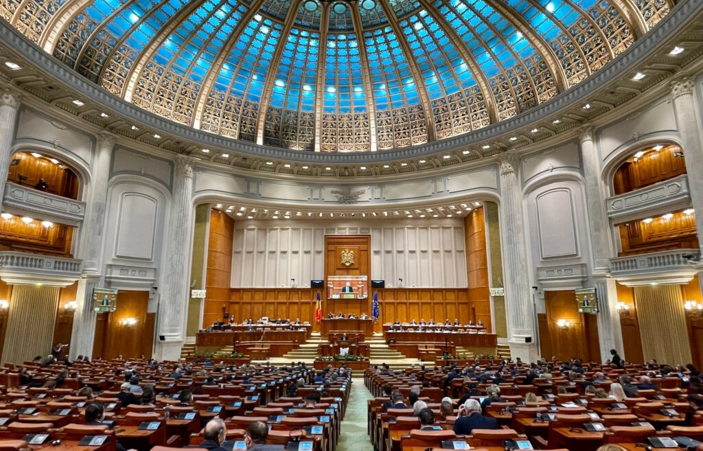 Parlamentarii „chiulangii” vor fi sancționați cu reţinerea a 5% din indemnizaţia lunară brută