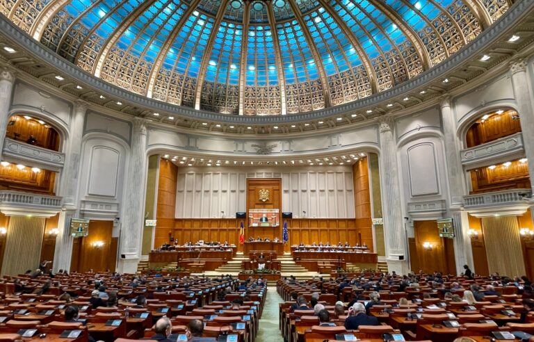 Parlamentarii „chiulangii” vor fi sancționați cu reţinerea a 5% din indemnizaţia lunară brută