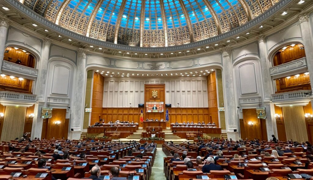Parlamentul dezbate şi votează azi moţiunea de cenzură inițiată de AUR „Au ruinat ţara şi acum îi obliga pe români să achite nota de plata – afară cu Guvernul ipocrit”