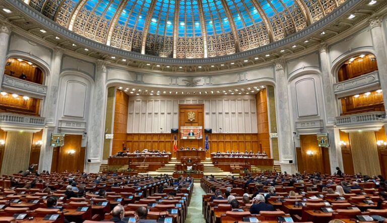 Parlamentul dezbate şi votează azi moţiunea de cenzură inițiată de AUR „Au ruinat ţara şi acum îi obliga pe români să achite nota de plata - afară cu Guvernul ipocrit”