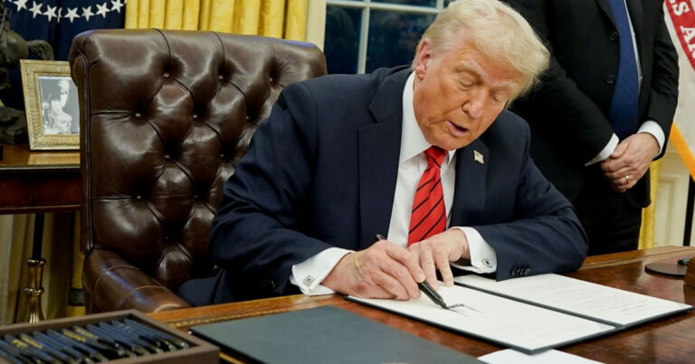 Trump anunţă că tarifele vamale pentru Canada şi Mexic vor intra în vigoare de marţi. Bursele încep să se prăbuşească
