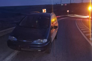 Mașină fără numere de înmatriculare și nesemnalizată, abandonată în mijlocul carosabilului în județul Iași