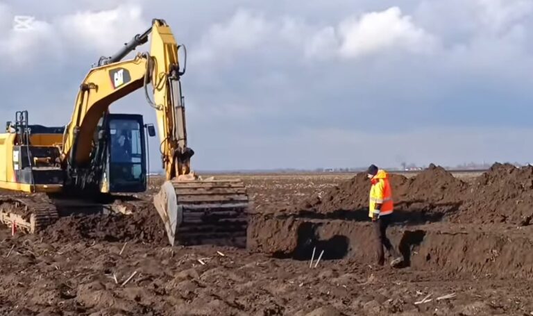 VIDEO – În sfârșit, visul unei generații: S-a dat „prima lopată” la Autostrada Unirii (A8) – Excavatoarele lui Umbrărescu, în acțiune