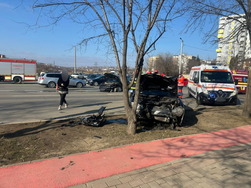  Impact violent între două autoturisme în capăt CUG: Două persoane, transportate la spital
