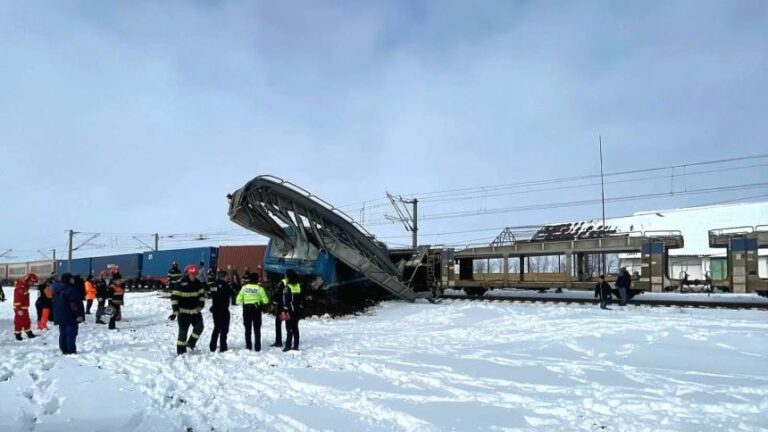 Accident feroviar în Olt: Un tren de marfă a deraiat și a lovit un alt marfar. O persoană, grav rănită