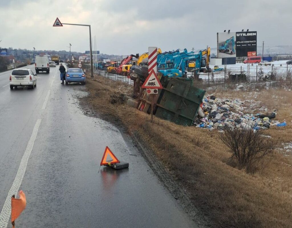  UPDATE Un camion încărcat cu deșeuri s-a răsturnat la Lețcani – FOTO