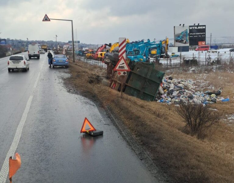 UPDATE Un camion încărcat cu deșeuri s-a răsturnat la Lețcani - FOTO