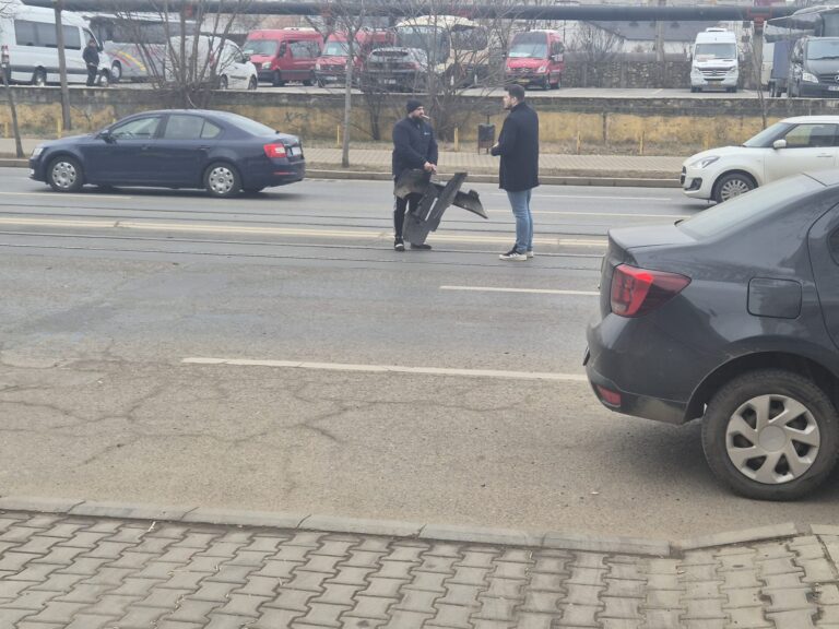 FOTO - O Mazda și un Fiat s-au „pupat” pe „Moara de Foc”. Șoferii, destul de veseli după accident
