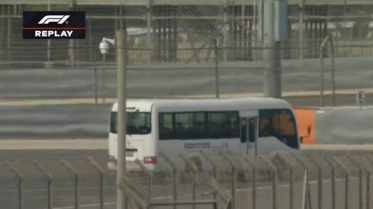 Incident neobișnuit în Formula 1: Autobuz pe pistă în timpul testelor din Bahrain