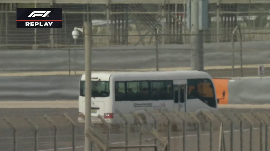  Incident neobișnuit în Formula 1: Autobuz pe pistă în timpul testelor din Bahrain