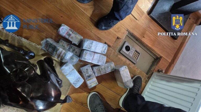 Pachete cu teancuri de dolari americani, găsite într-un seif ascuns în podea, în locuinţa lui Horaţiu Potra – FOTO