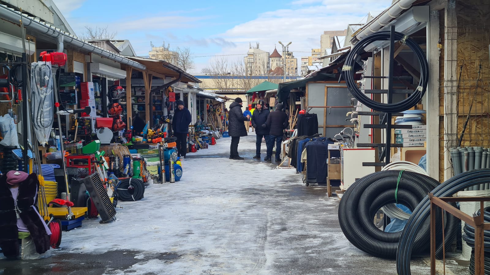 FOTO - Ce caută ieșenii în Bazar, în ciuda gerului de afară. Comercianții oferă ceaiuri fierbinți clienților