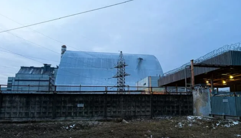 Zelenski acuză Rusia de o explozie şi un incendiu la arca Centralei Nucleare avariate de la Cernobîl