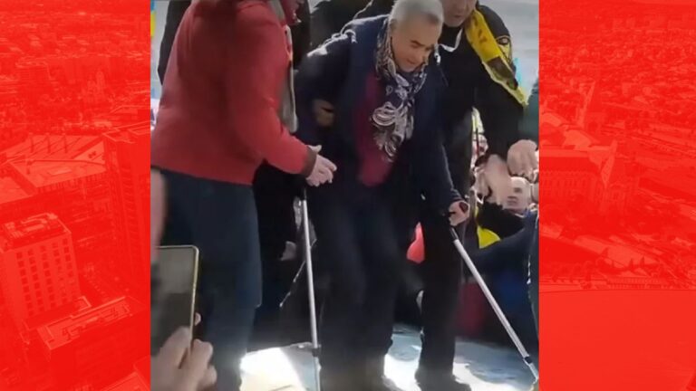 Călin Georgescu a folosit, la protest, cârjele doar de impresie? Analiza unuia dintre cei mai reputați specialiști români în ortopedie