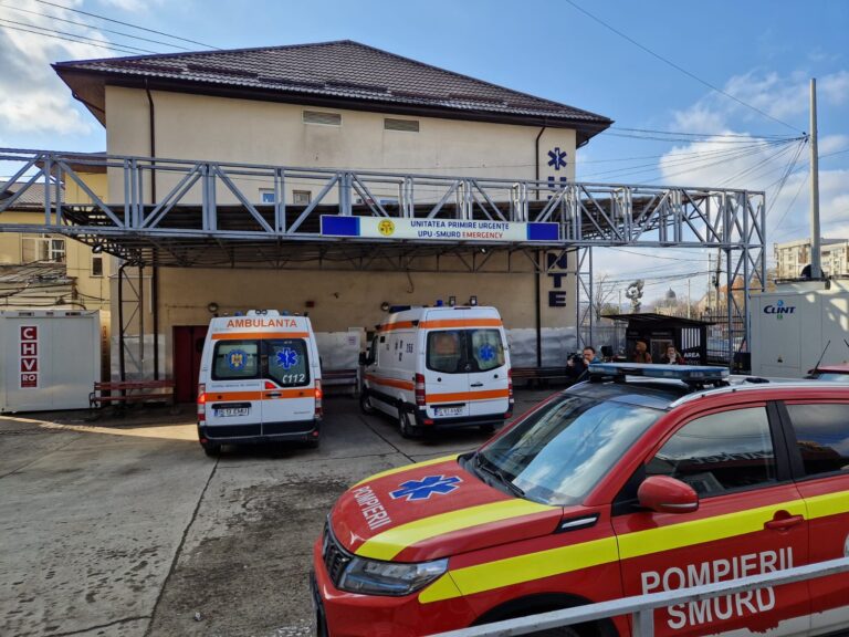 Iași - Bărbat de 32 de ani, rănit grav după ce o mașină a intrat într-un stâlp