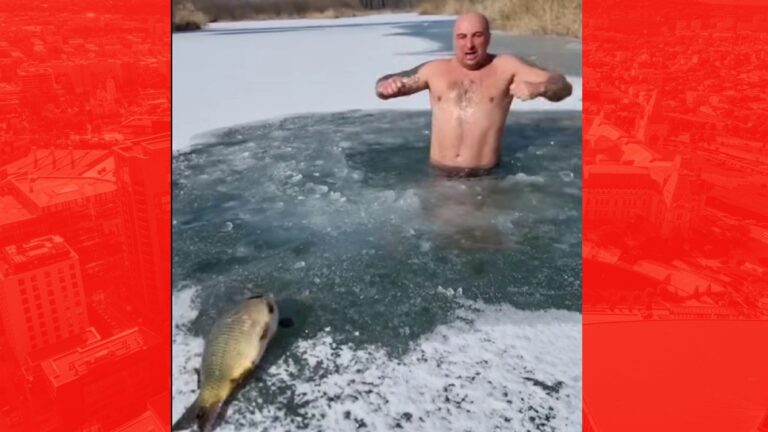 Se poartă „scăldatul” în zăpadă și „baia” la copcă. În Suceava un bărbat face ambele în timp ce „pescuiește”