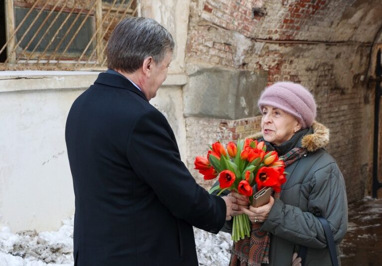 Crin Antonescu: „Nina Moică știe ce înseamnă să fii pe listele de trădători de țară. La numai 15 ani, a fost condamnată la 20 de ani de închisoare de comuniști și svârlită în pușcărie, la Jilava”