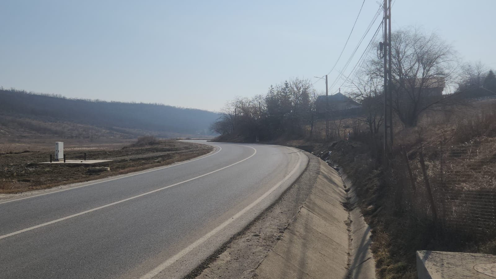 Patru cruci în curba blestemată de la pensiunea Carolina, unde a murit, weekendul trecut, un copil de 14 ani proiectat cu capul în parbriz/VIDEO