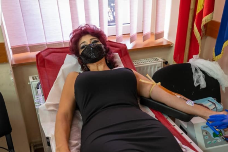 O asistentă care a donat 63 de litri de sânge, interzisă la donare în Mureș. Imaginea ei, proiectată în Times Square