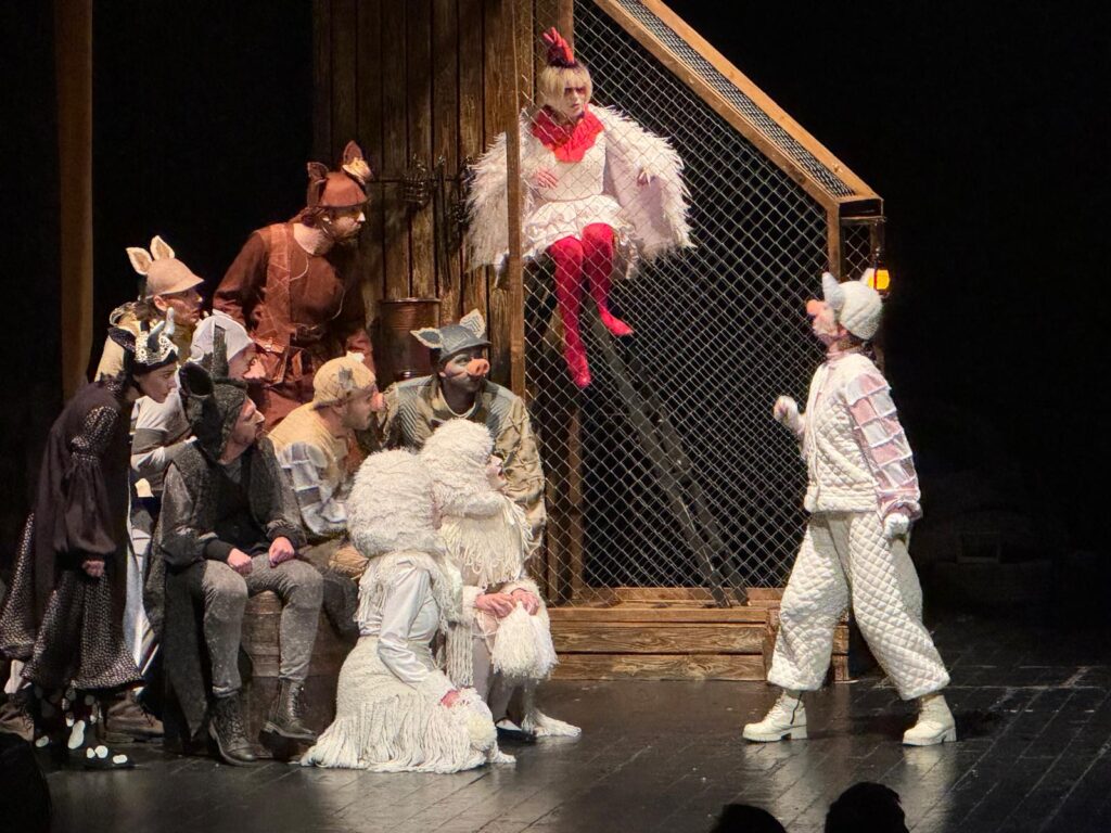 „Ferma animalelor” pe scena Teatrului „Luceafărul” din Iași: o lecție despre putere și manipulare