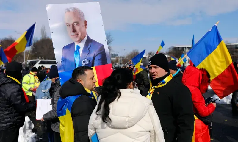  PROTESTE Călin Georgescu, apărat cu 5 bodyguarzi de 1.500 simpatizanți. S-a îmbrățișat cu un țepar