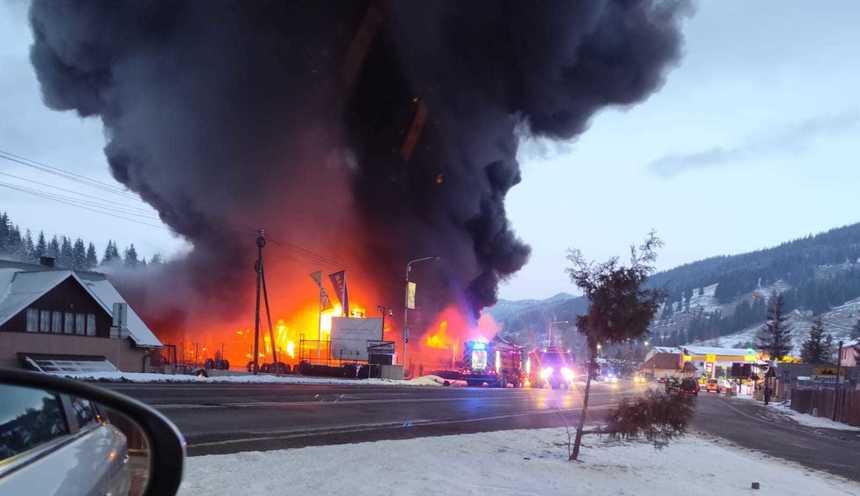  Suceava – Incendiu puternic la un depozit de cauciucuri – FOTO