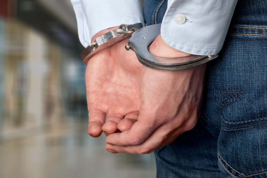 Covasna: Un bărbat, arestat preventiv după ce şi-a omorât tatăl. Scandalul a pornit după victima i-a cerut un pahar de vin
