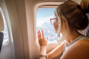 Cum să prinzi loc la geam în avion fără să plătești? Trucul infailibil dar banal prezentat pas cu pas de o vlogheriță