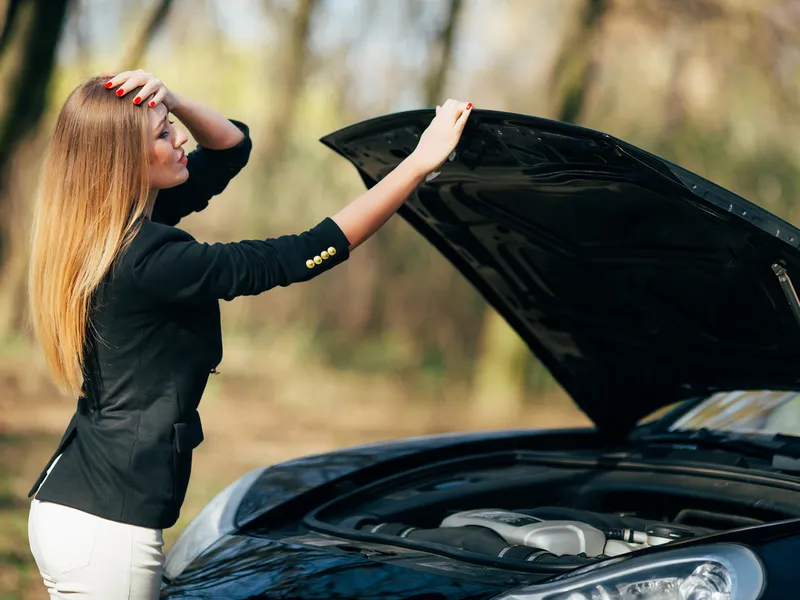  Dai la cheie și învârte greu? Cum afli dacă mașina „fură” curent și bateria e bună. Costă 40 lei