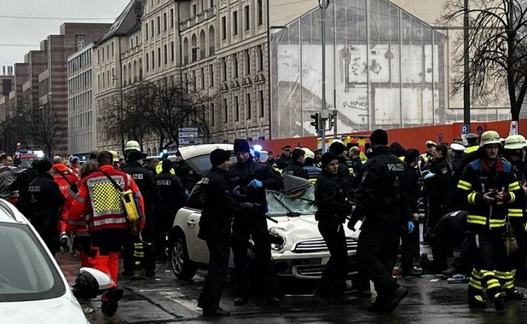 UPDATE Cel puțin 15 persoane au fost rănite după ce o mașină a intrat într-un grup de persoane care protestau la Munchen