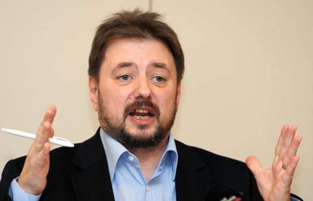 DEMISIA LUI IOHANNIS – Reacții: Cristian Pîrvulescu spune că este o detensionare de moment a situaţiei, însă criza se adânceşte