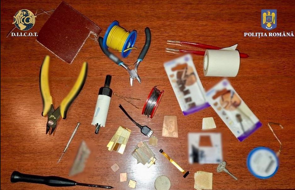 Percheziţii în Bacău şi Satu Mare la români acuzaţi că ar fi clonat carduri în Franţa