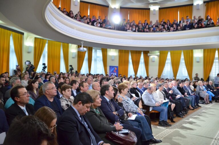 Profesorii din Iași propun modificări în planurile-cadru pentru liceu: mai multe ore de Istorie, Română, Limbi străine și științe exacte