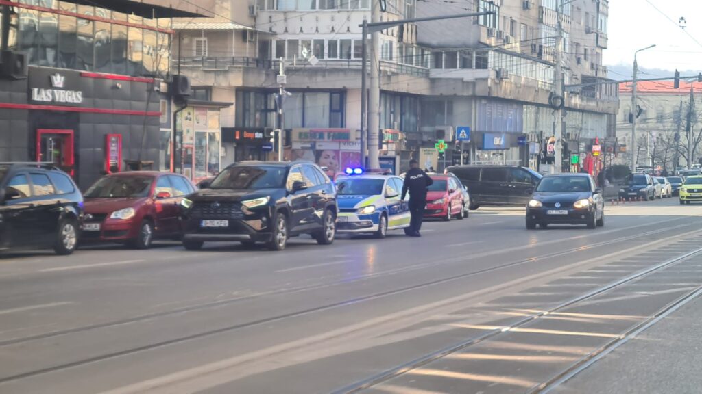 Au curs amenzile pentru șoferi în zona Gării: polițiștii au făcut patrule mixte și au semnat procese verbale toată dimineața