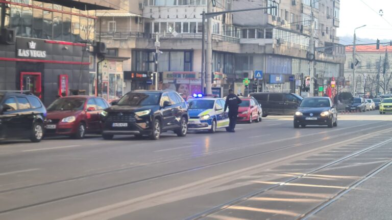 Au curs amenzile pentru șoferi în zona Gării: polițiștii au făcut patrule mixte și au semnat procese verbale toată dimineața